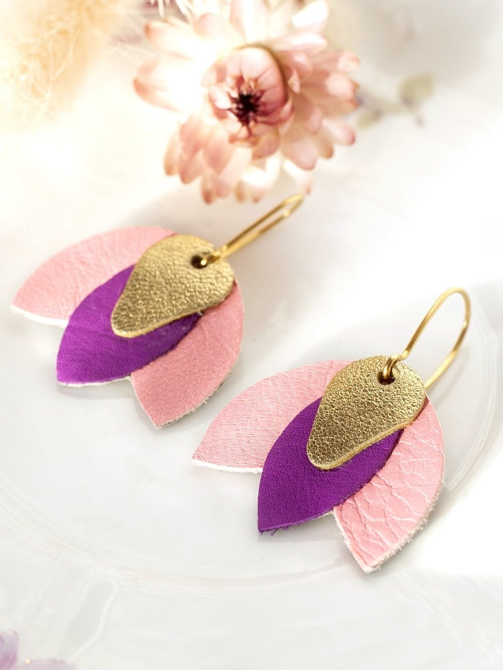 Boucles d'oreilles Hibiscus en cuir doré, violet et rose