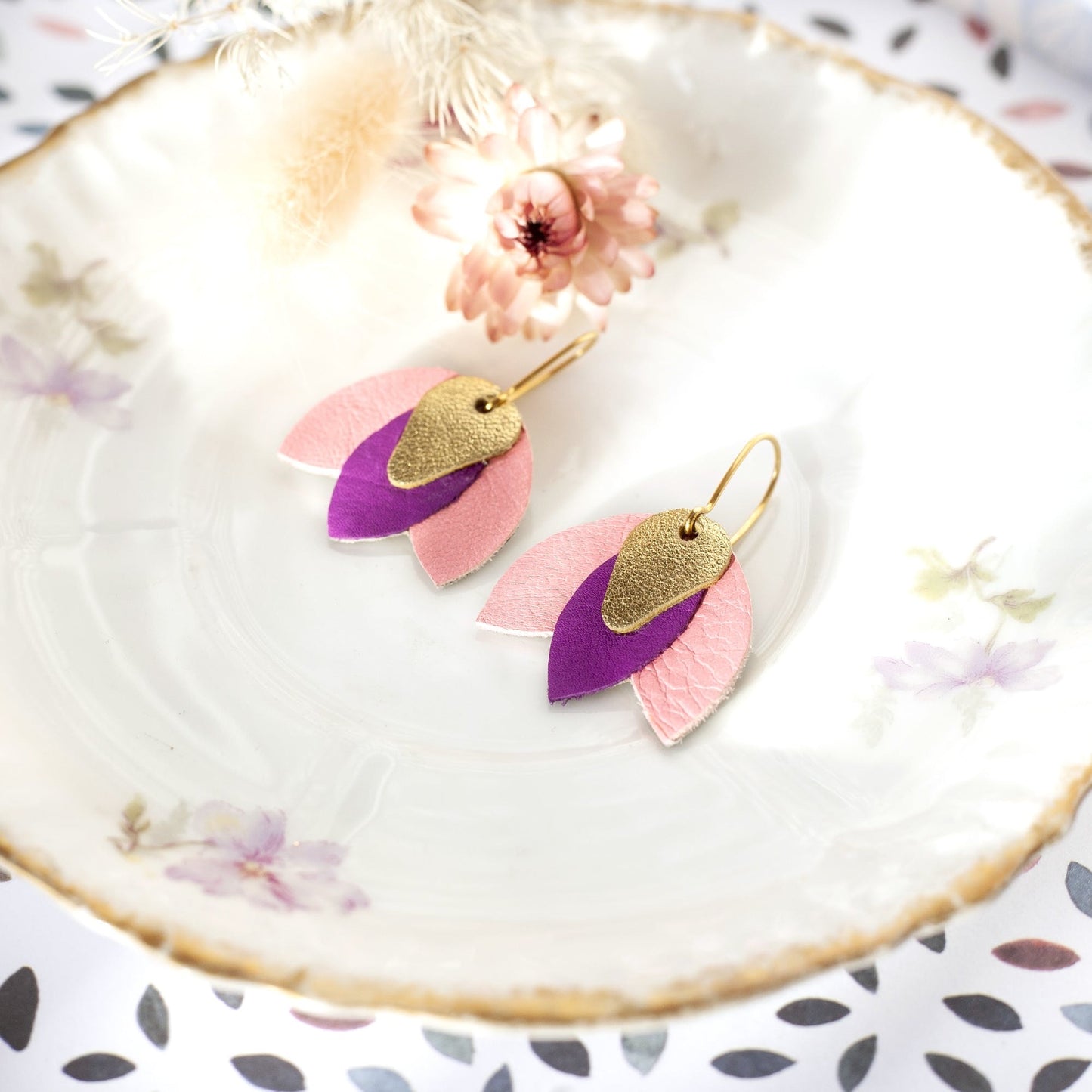 Boucles d'oreilles Hibiscus en cuir doré, violet et rose