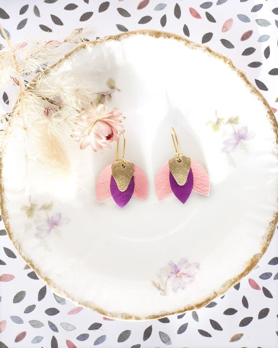 Boucles d'oreilles Hibiscus en cuir doré, violet et rose